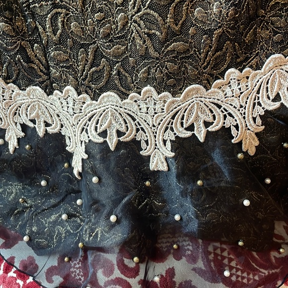 Beautiful black/gold lace top with pearls - Picture 4 of 5